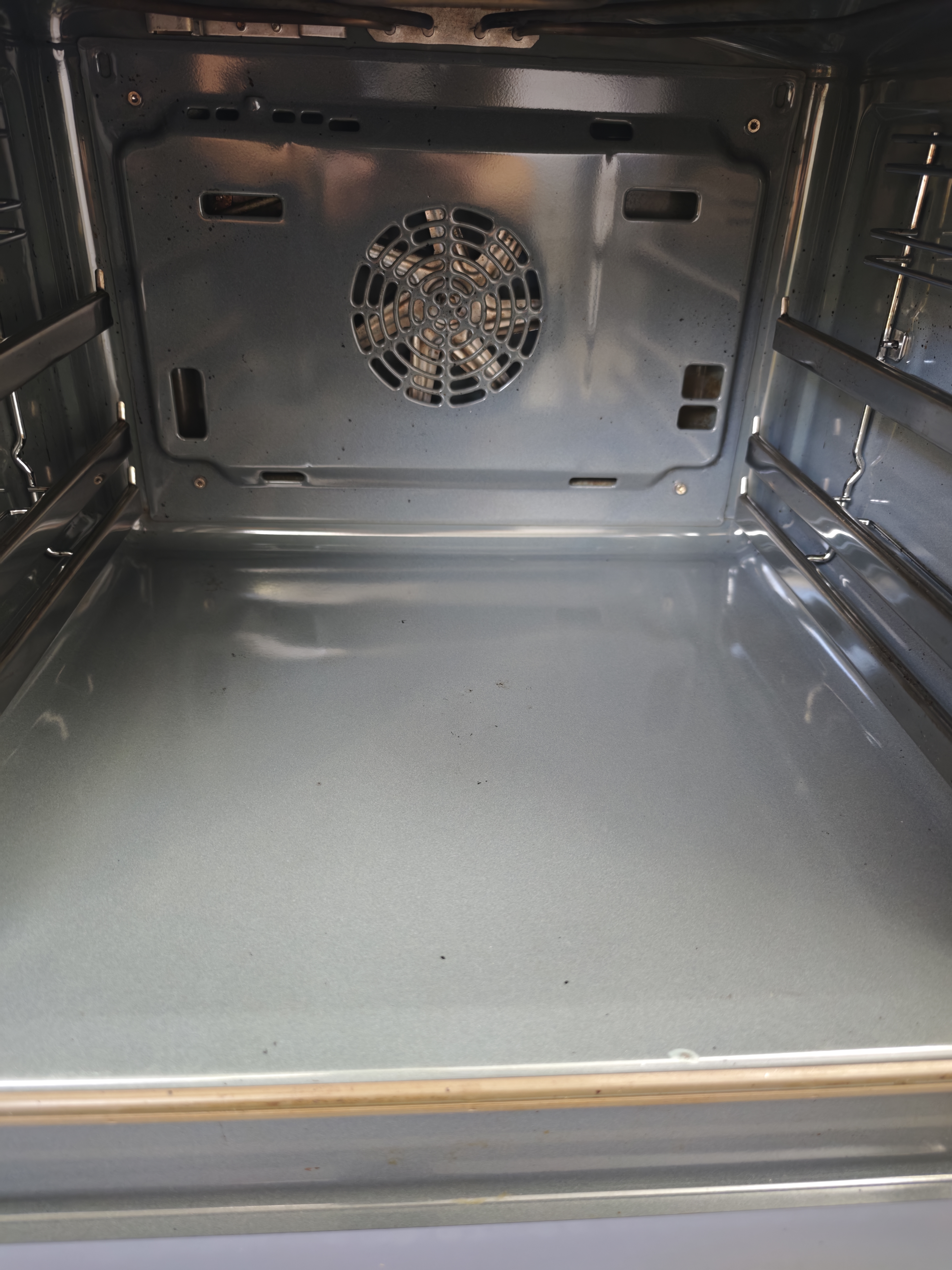 Backofen nach der Trockendampfreinigung — sauber und glänzend
