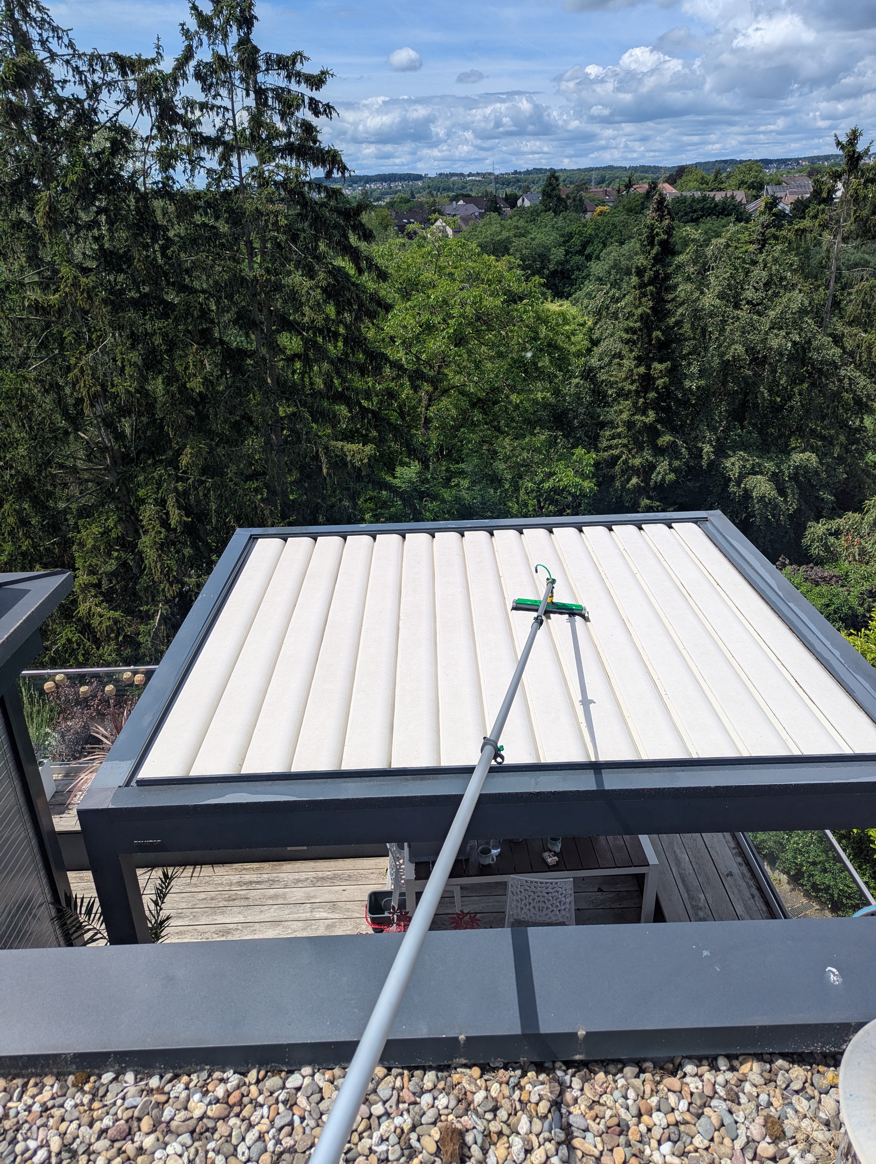 Pergola-Dach nach der Reinigung — sauber und gepflegt